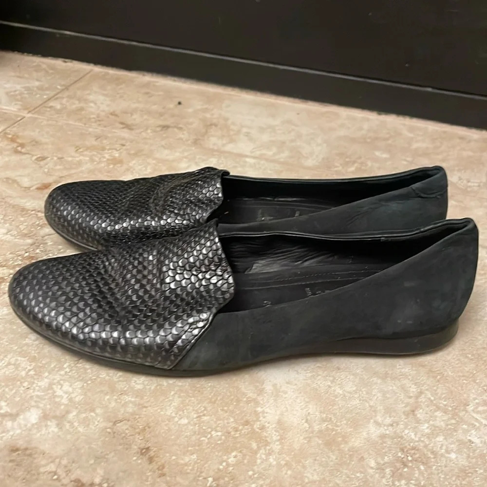 Ecco black and silver snakeskin print leather flats size 40